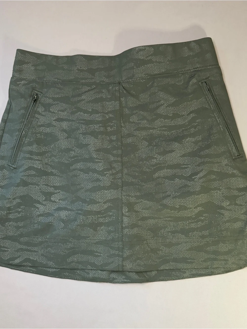 Orvis Women’s Athletic Skort Olive Green w/Snake Embossing Size S